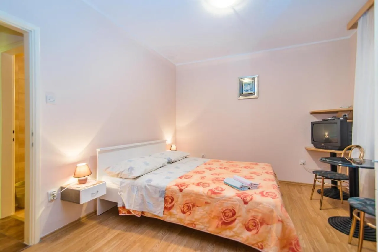 Apartment Vilma Funtana 3*,